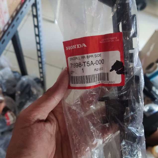 Bracket Bumper Belakang Sebelah Kiri - Rear Left Bumper Spacer/Retainer KODE PRODAK 71598-T5A-000 Mo