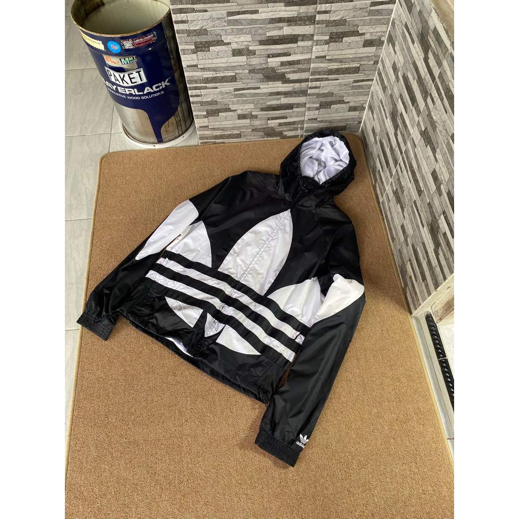 adidas big logo winbreaker jaket size XL