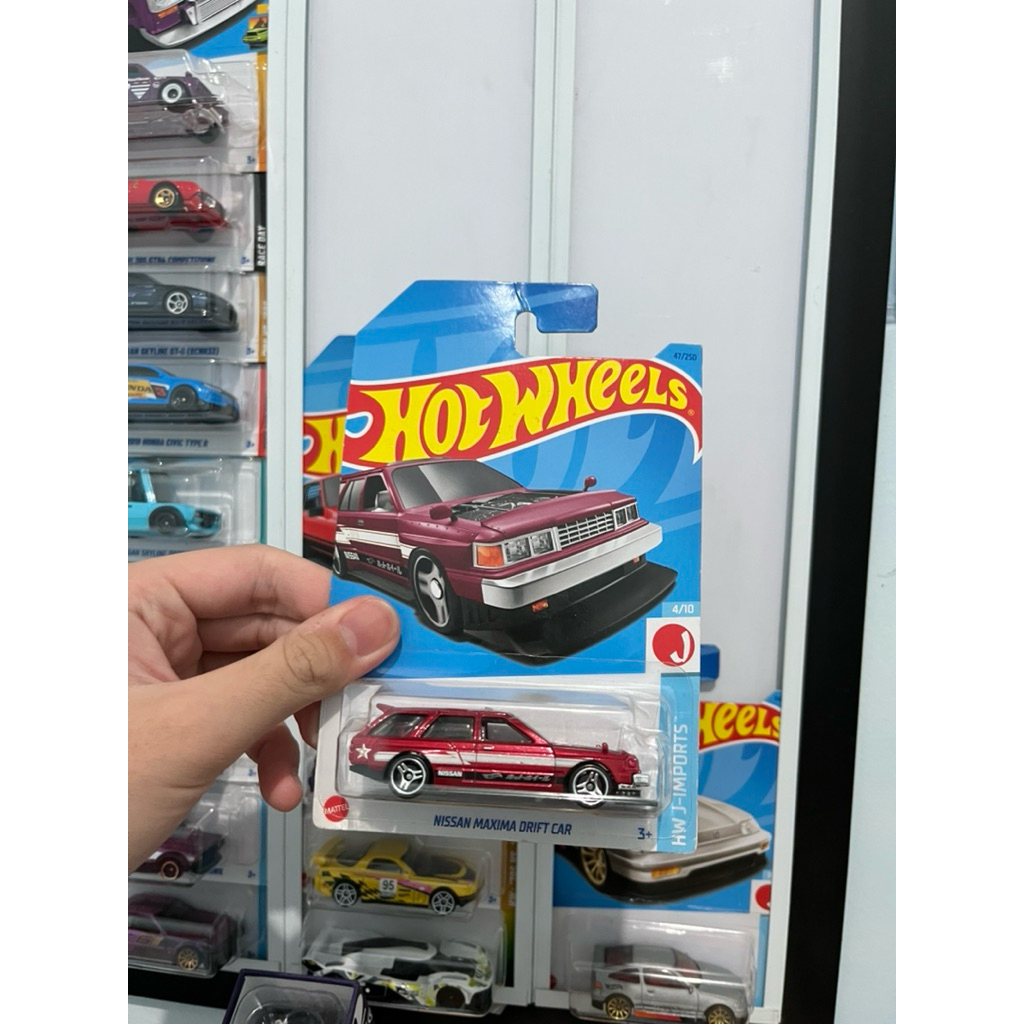 Hot Wheels Nissan Maxima Merah