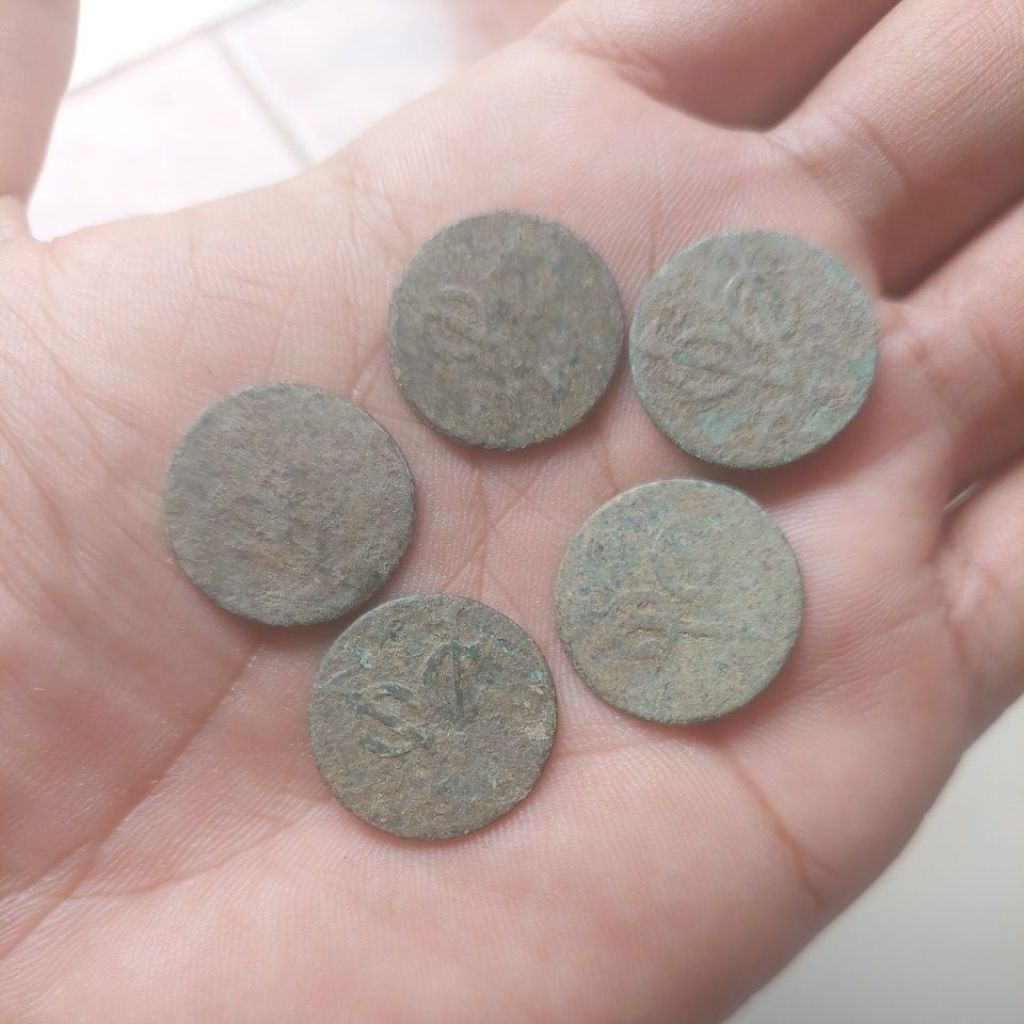 5 koin Voc masih tertutup tanah temuan. Random. Gambling