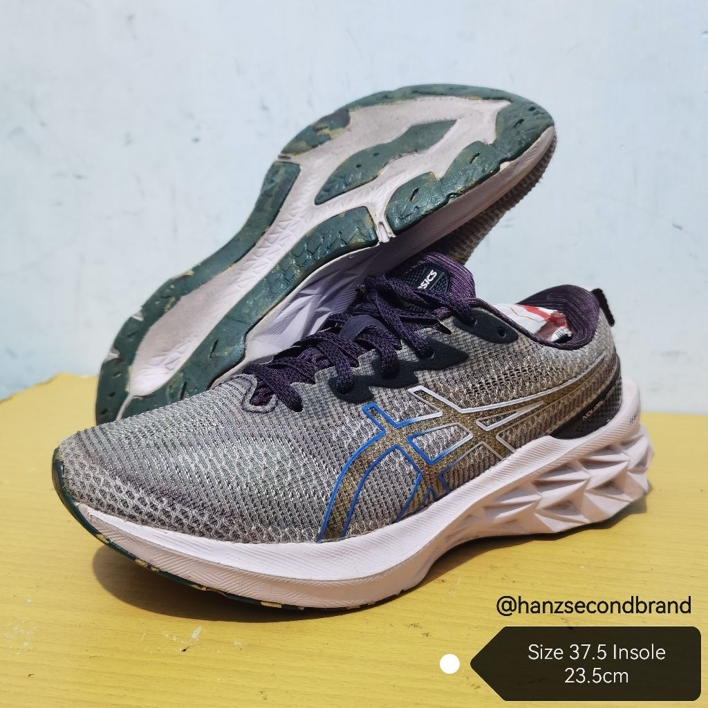 Sepatu Running NOVABLAST 2