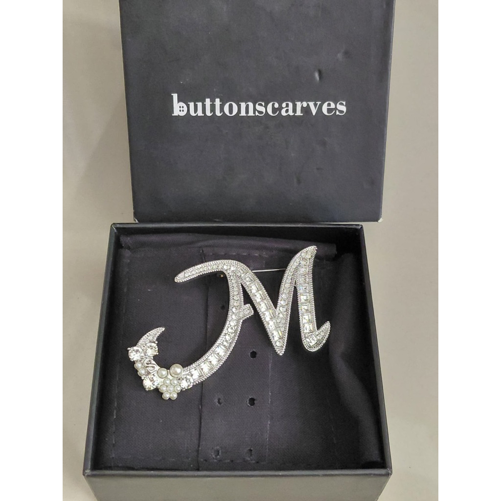 M silver-Brooch Alphabet Buttonscarves baru dan siap kirim