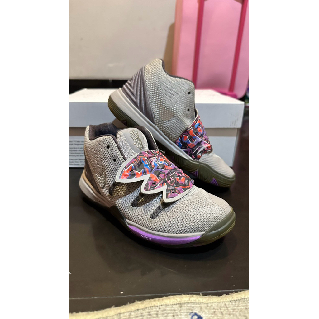 Sepatu Basket Anak Nike Kyrie 5 “Graffiti” size 31/19cm Original