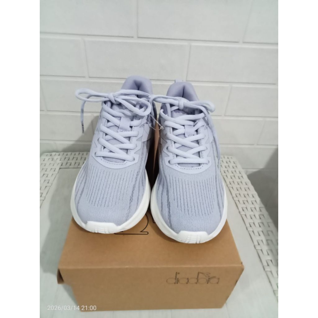 Sepatu sneakers wanita Diadora