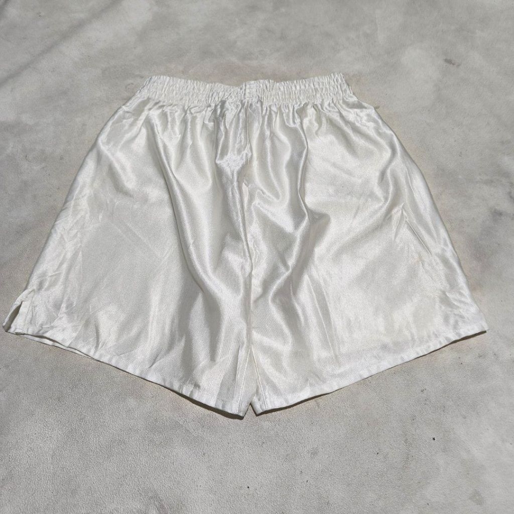 Celana pendek olahraga pria putih L