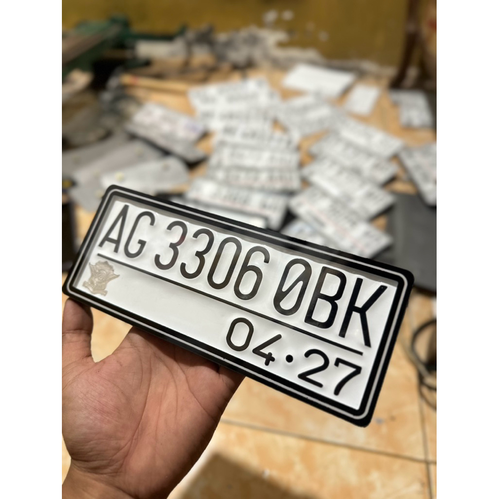 custom plat akrilik mbois huruf std putih akrilik hitam plat