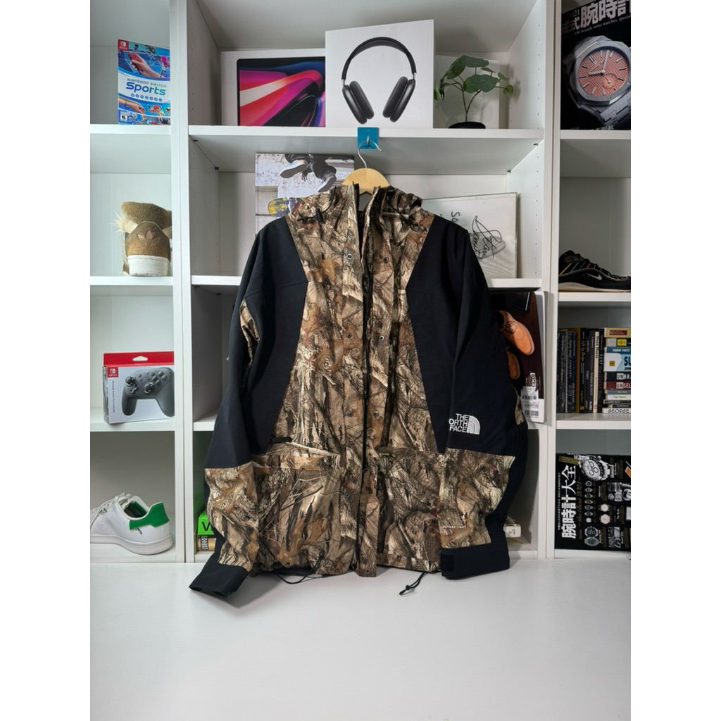 The North Face 1994 Retro Mountain Light Jacket dengan motif kamuflase
