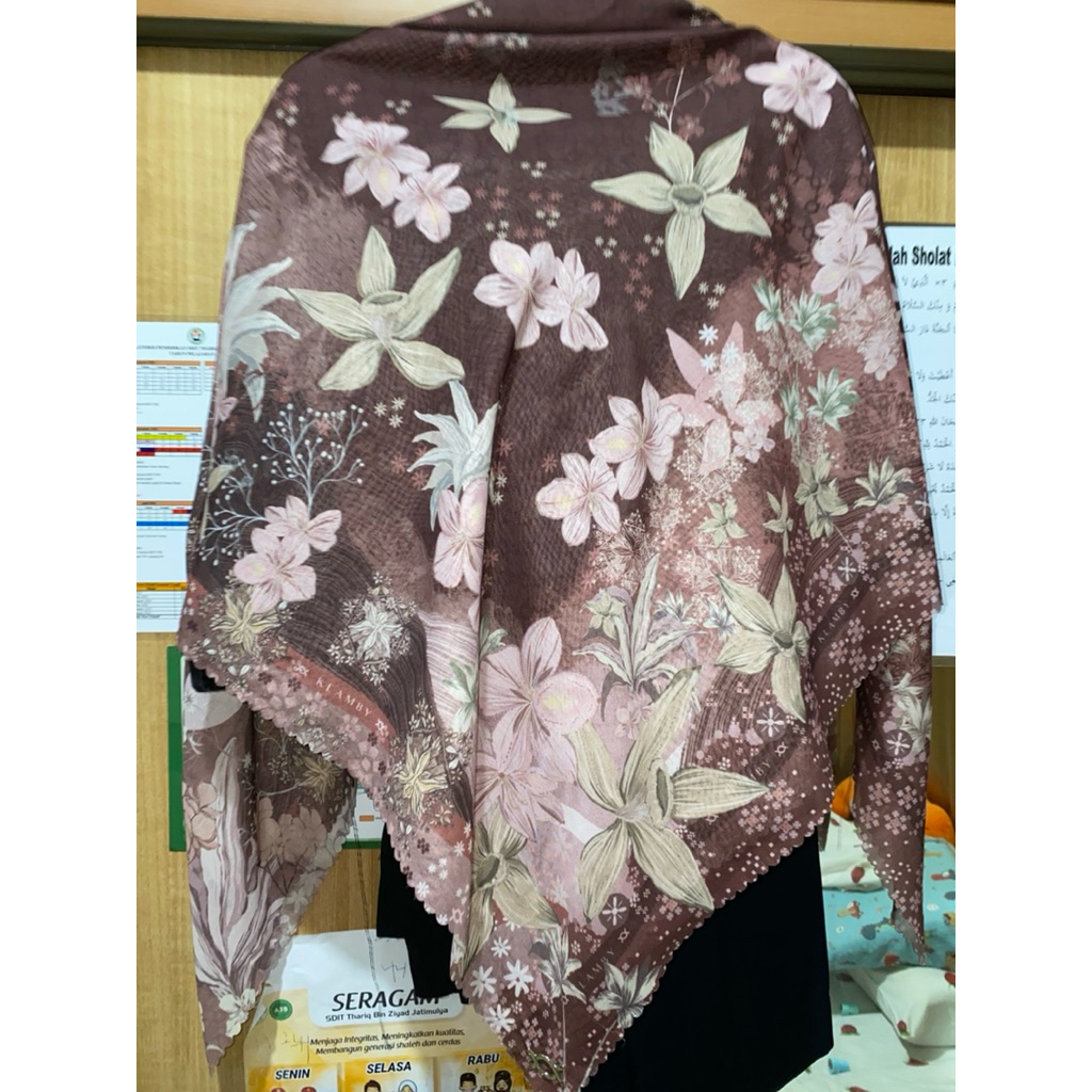 scarf wearing klamby maroon motif