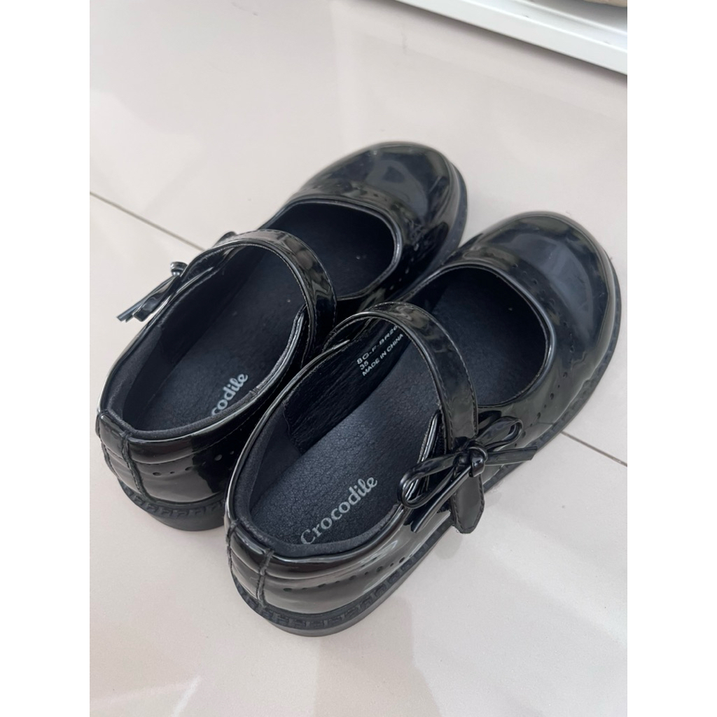 Sepatu pantofel anak merek Crocodile. ukuran 35. hitam glossy. 100% original. Preloved