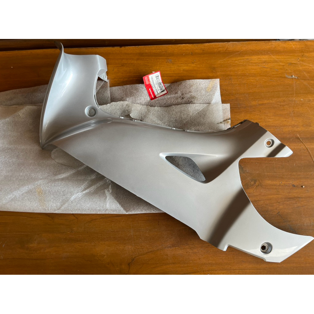 Cover Sayap Dalam Honda Karisma 125 D X Silver Kiri Original Ahm 64450-KPH-880FMH