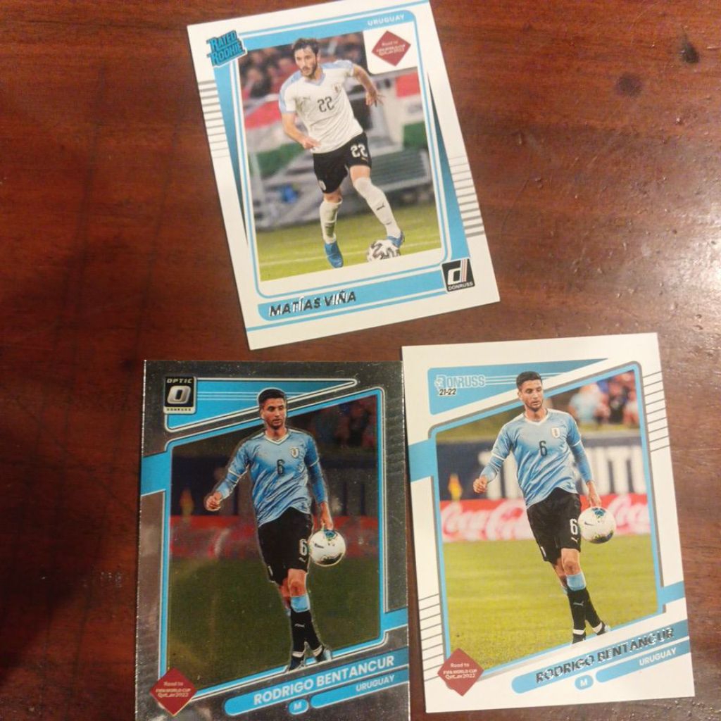kartu bola panini donruss road to world cup 2022 Uruguay base card