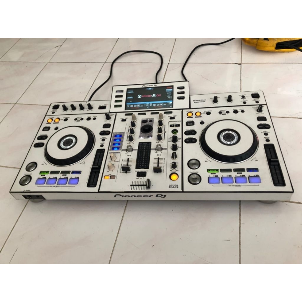 Jual XDJ-RX1 second with stiker white Free SOFTCASE 
No minus 
18.5jt nego