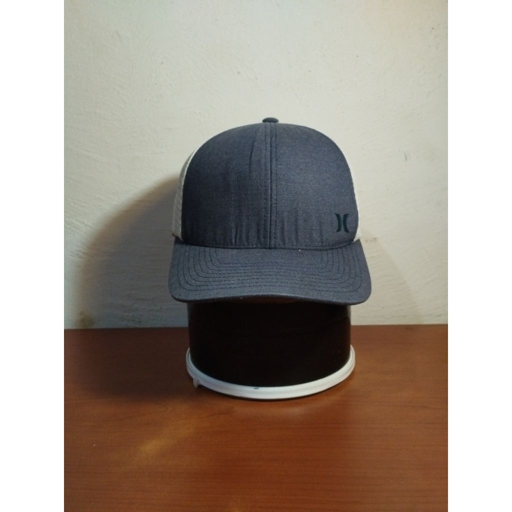 Topi Trucker Hurley x Classic Yupoong