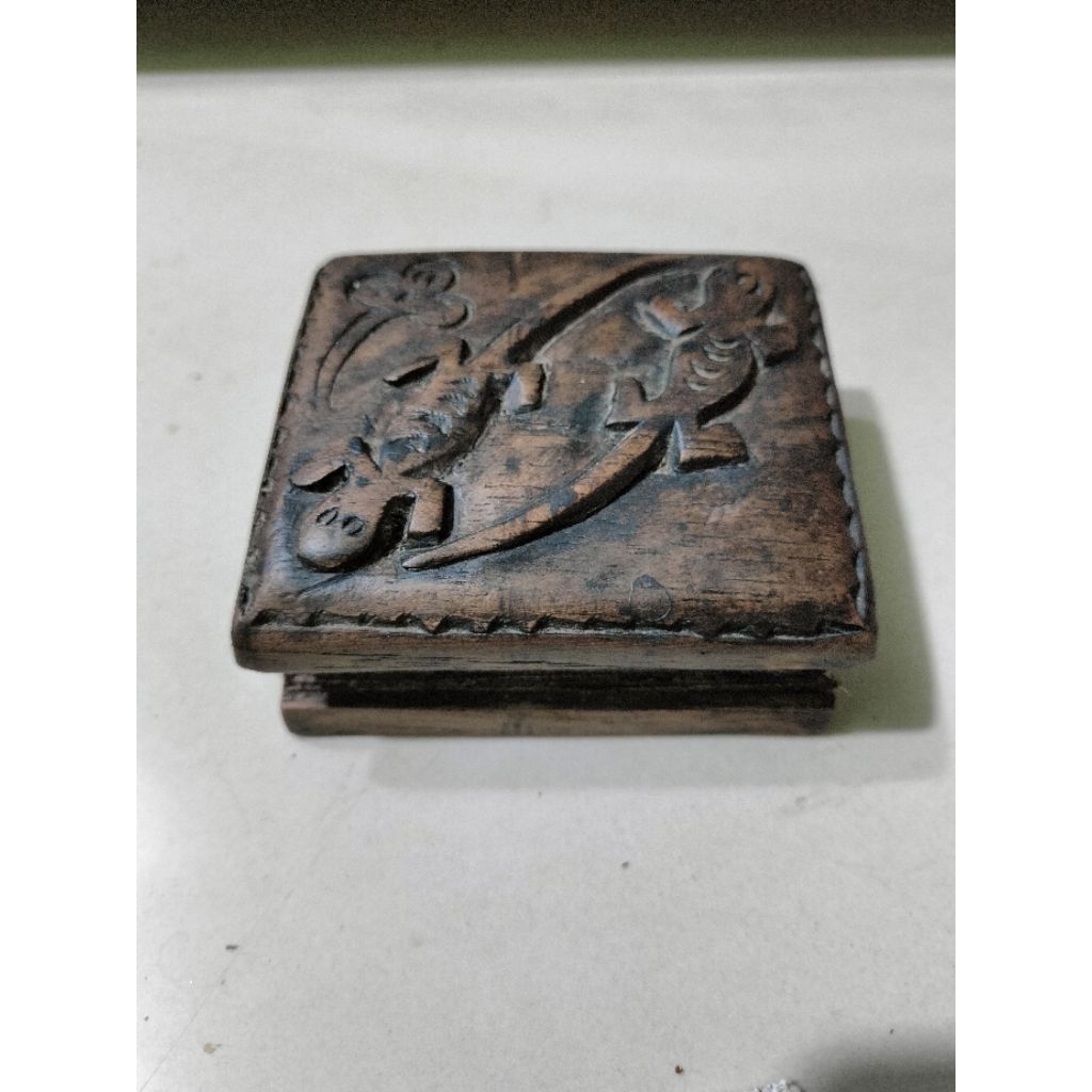 Buku lak lak kuno Raja Batak isi dan sampulnya dari kayu