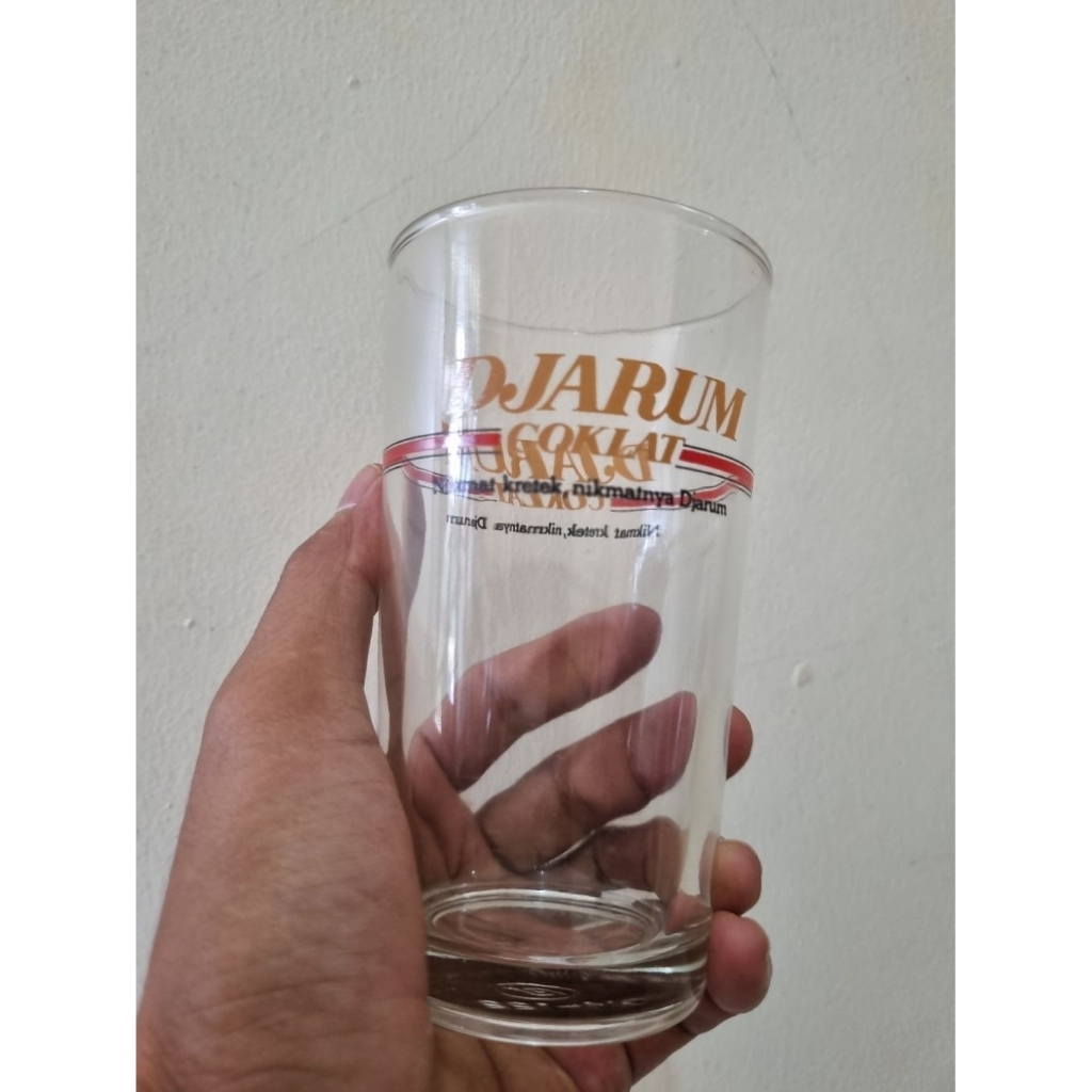 Gelas lawas Djarum coklat. Untuk minum tèh dan atau untuk ngopi santai juga bisa untuk pajangan