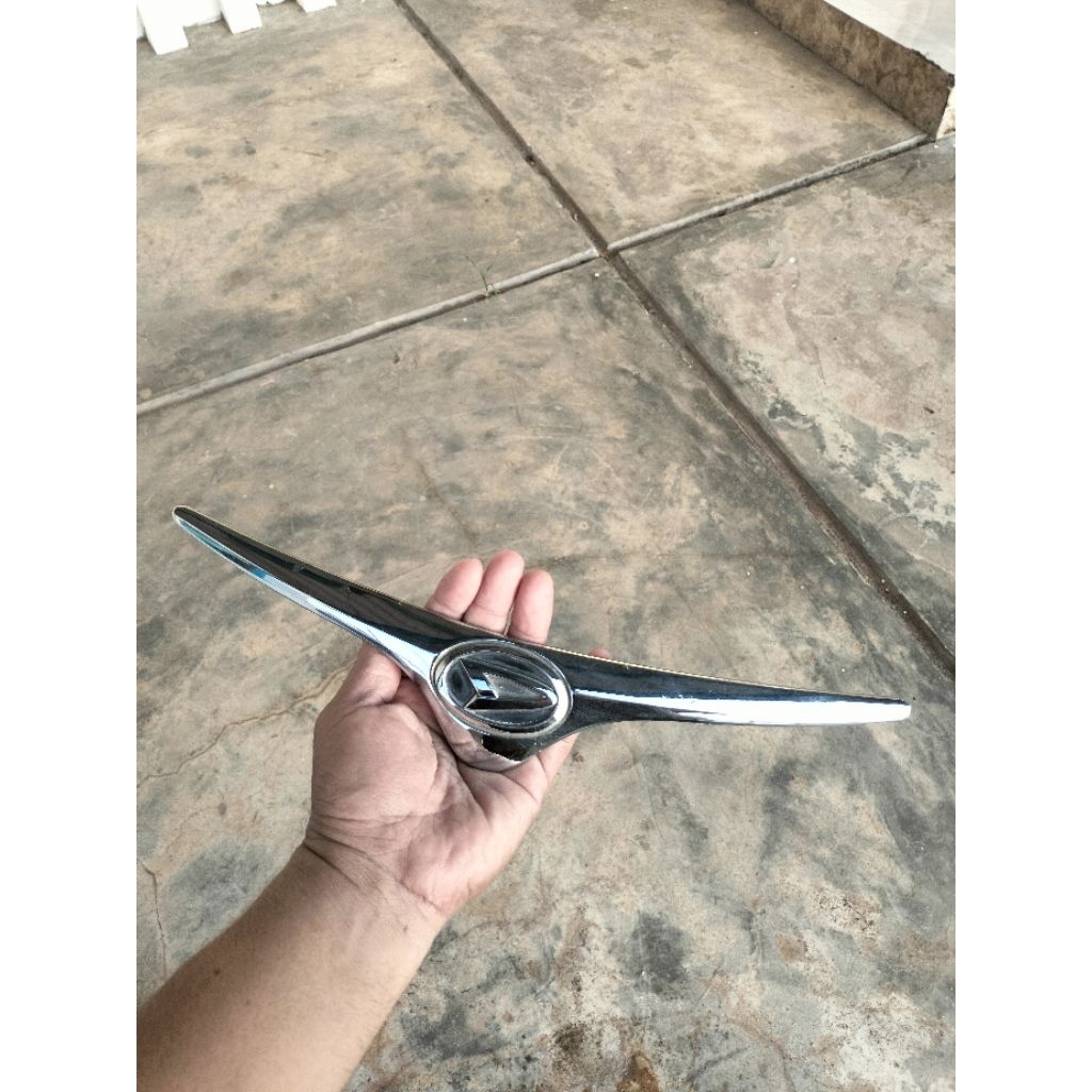 Logo wing depan emblem daihatsu sirion old