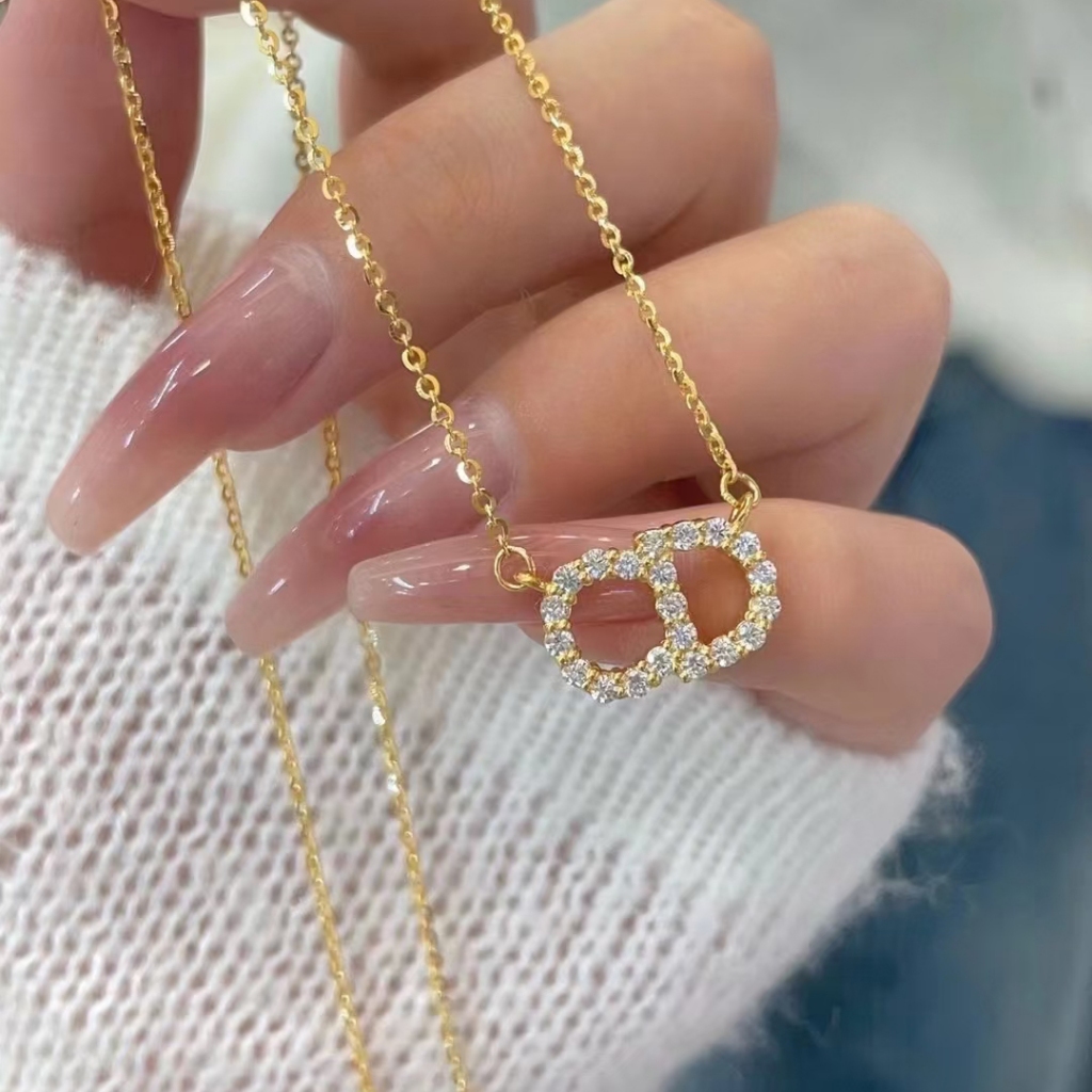 Kalung bahan baja titanium, dilapisi emas, dengan huruf dan berlian penuh.