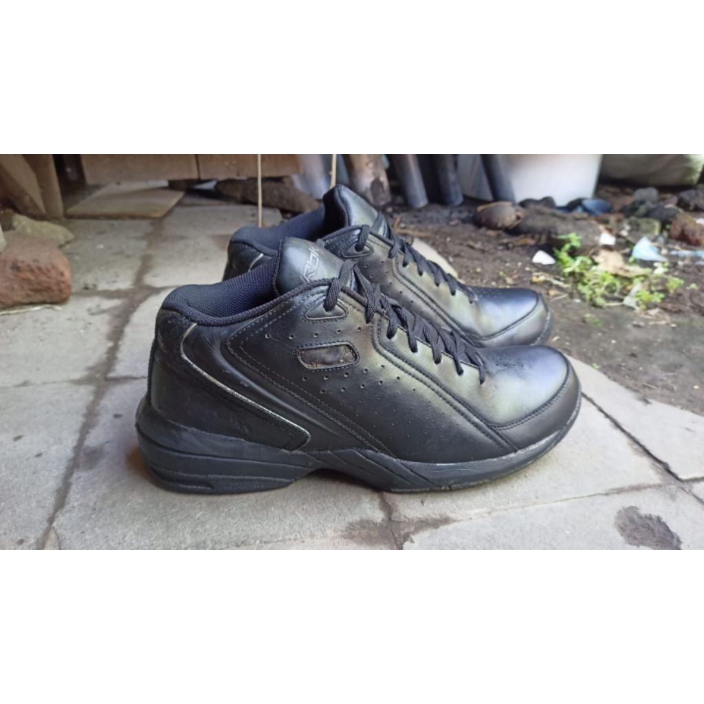 sepatu sneakers Reebok 42 second