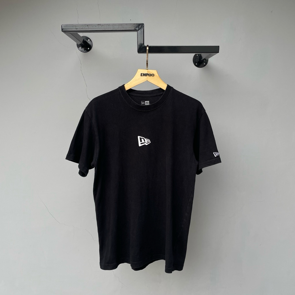 Kaos New Era Logo Center