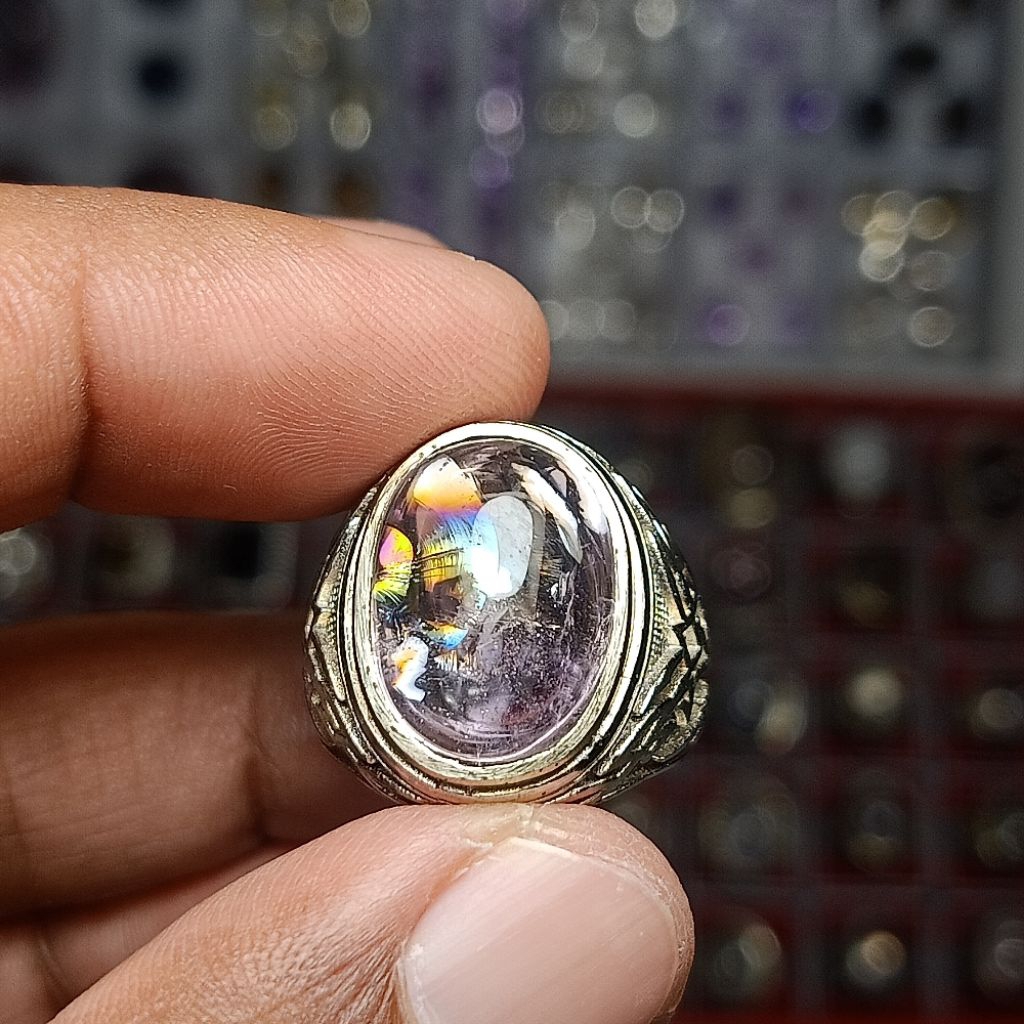 CINCIN PRIA BERMATA BATU KECUBUNG UNGU MUDA PELANGI KALIMANTAN ( NATURAL QUARTZ, RING ALPAKA SIZE 7)