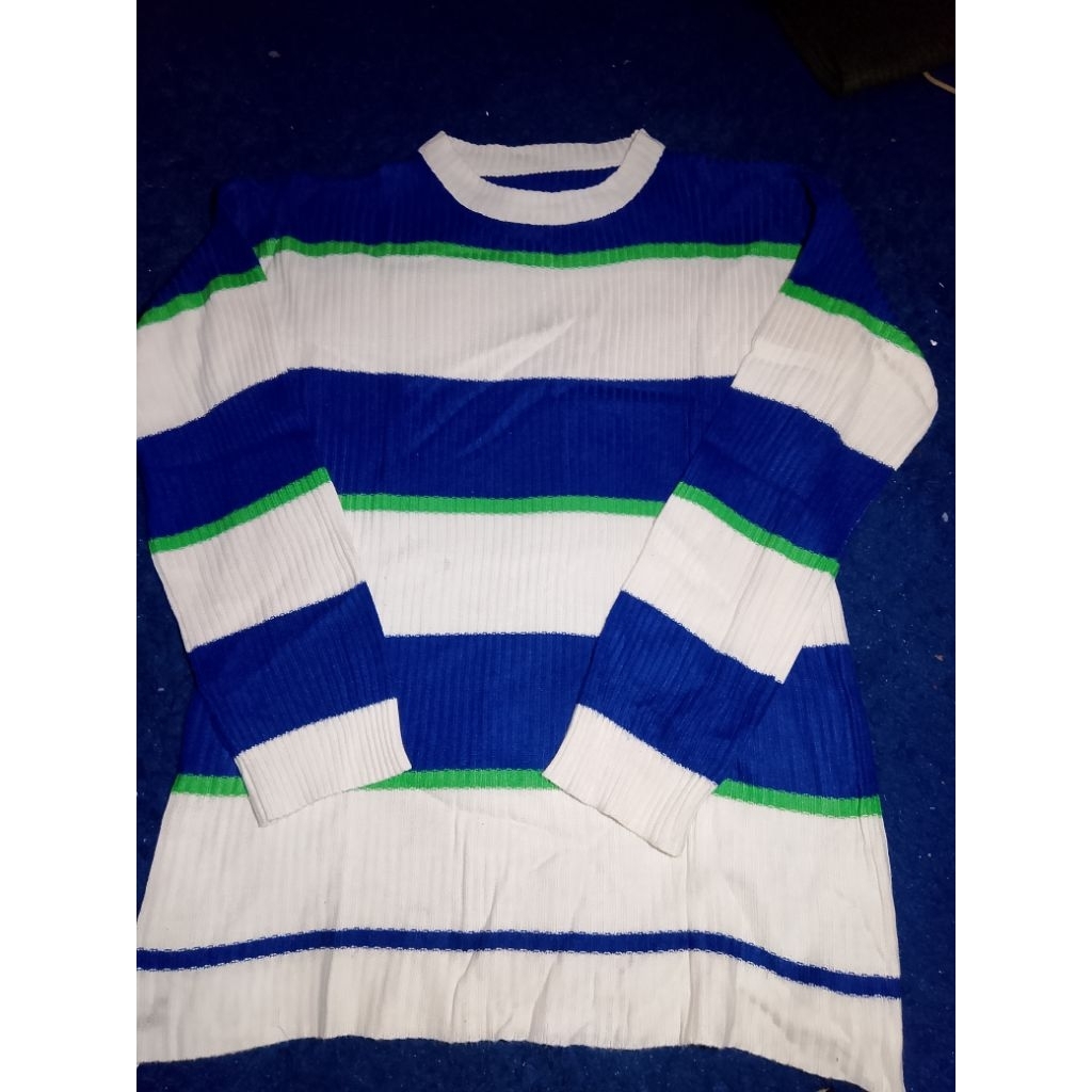 sweater biru elektrik