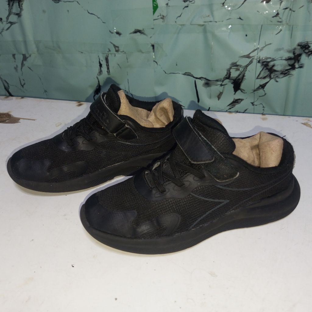 SEPATU SEKOLAH/ SEPATU KERJA /PRELOVED