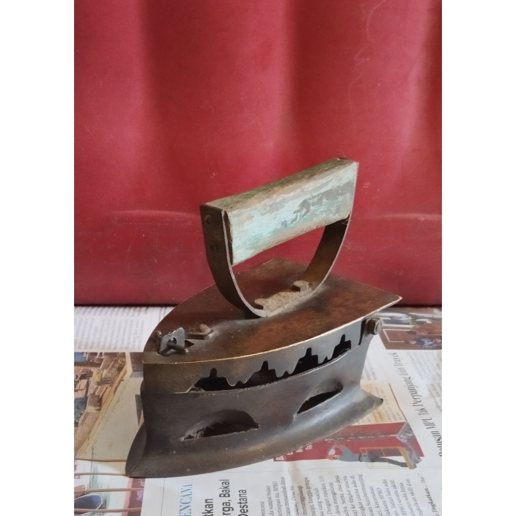 setlika setrika arang kuningan pajangan jadul antik