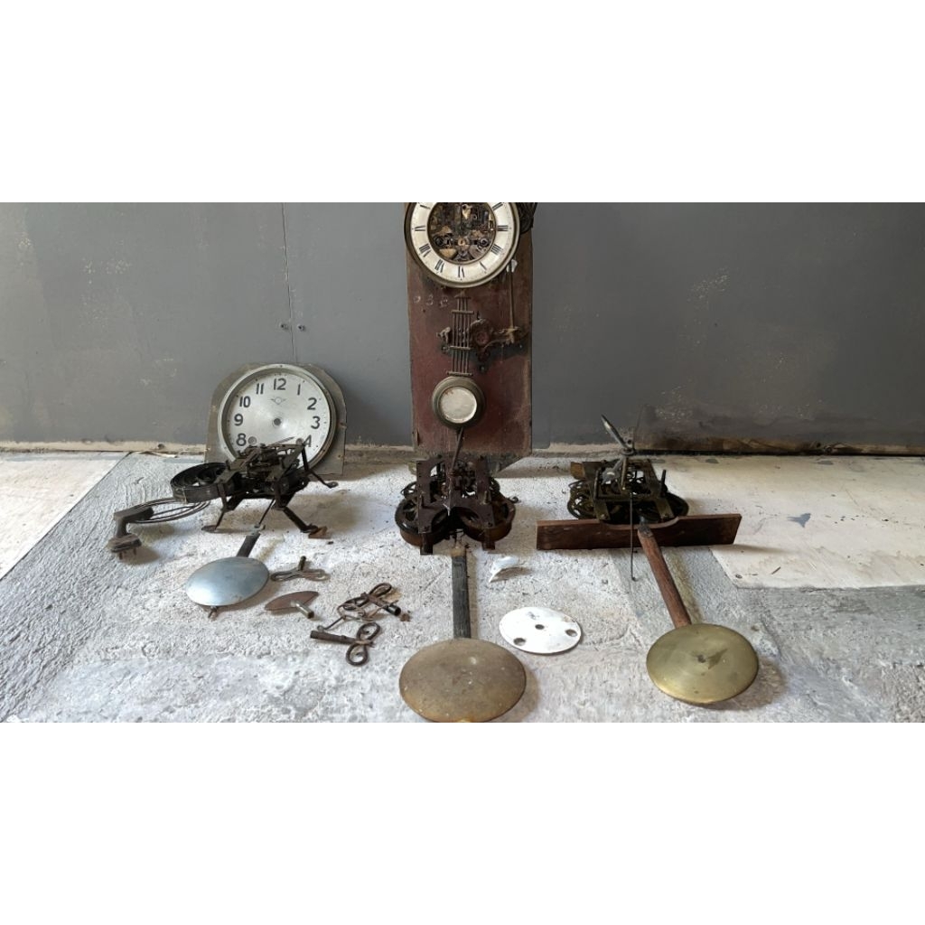 Jam Dinding Antik Jadul Mesin Original (Set 4 Unit) – Pajangan Vintage / Koleksi Unik / Barang Langk