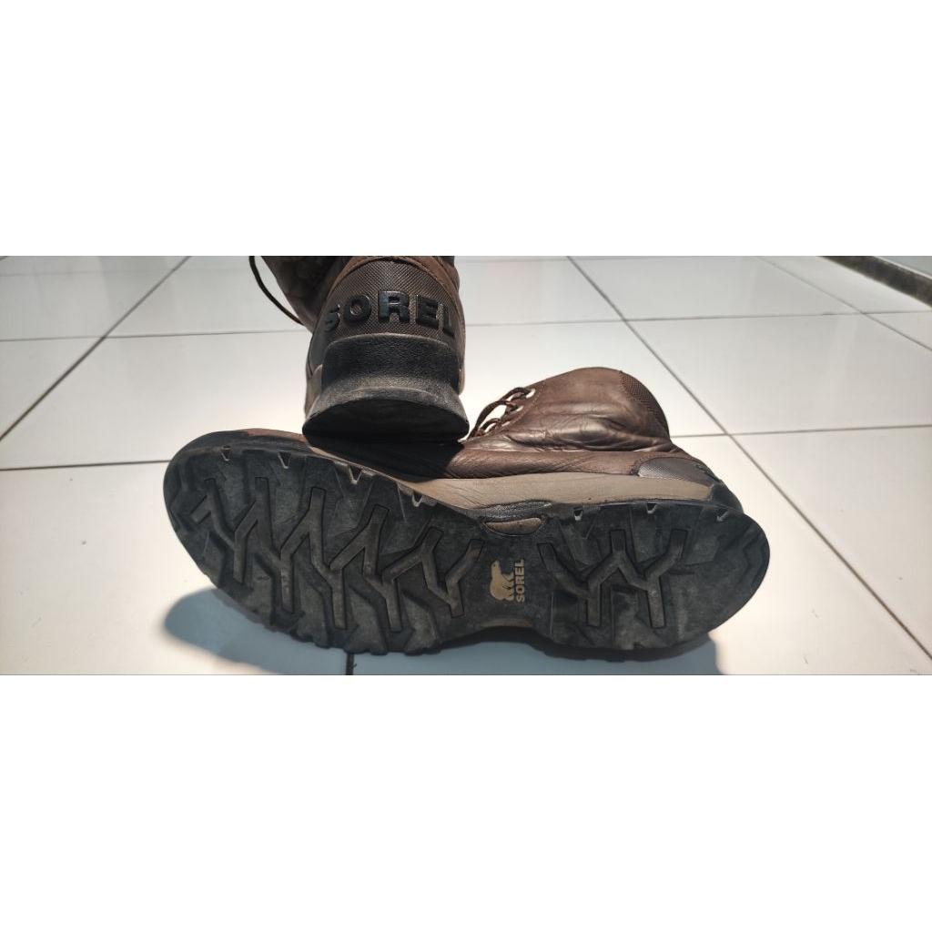 SEPATU GUNUNG merk SOREL.