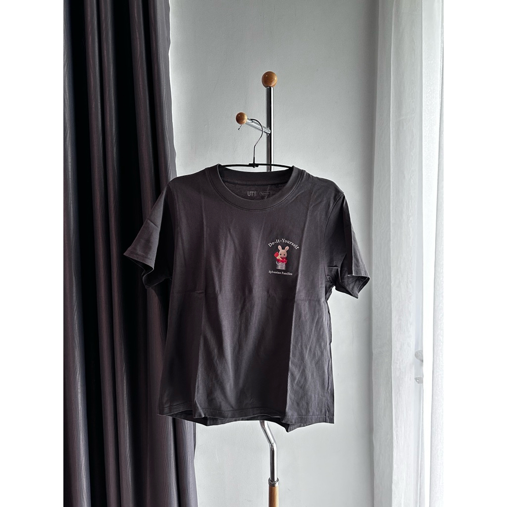 [ORI PRELOVED] Kaos UNIQLO UT x Sylvanian Families Do-It-Yoursef Grey Abu-Abu size L
