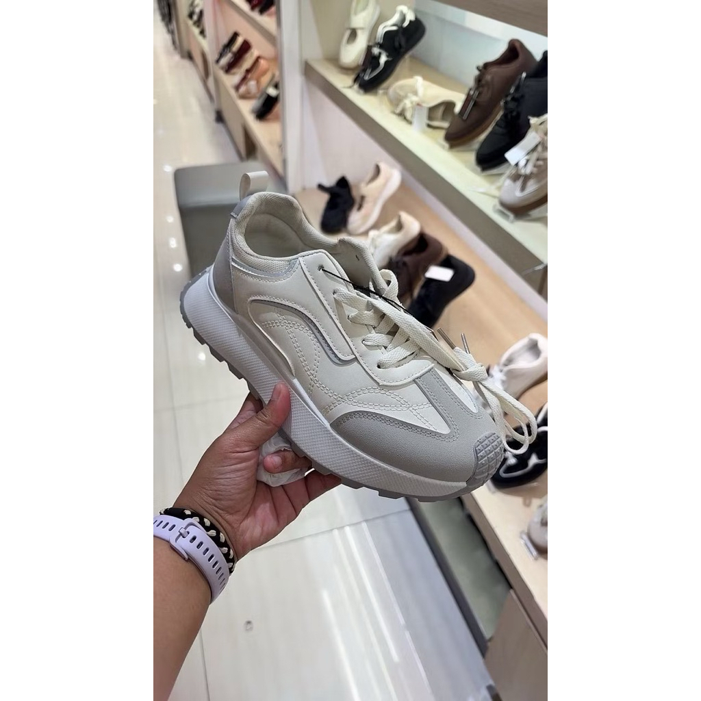 Sepatu Sneakers Wanita Nevada