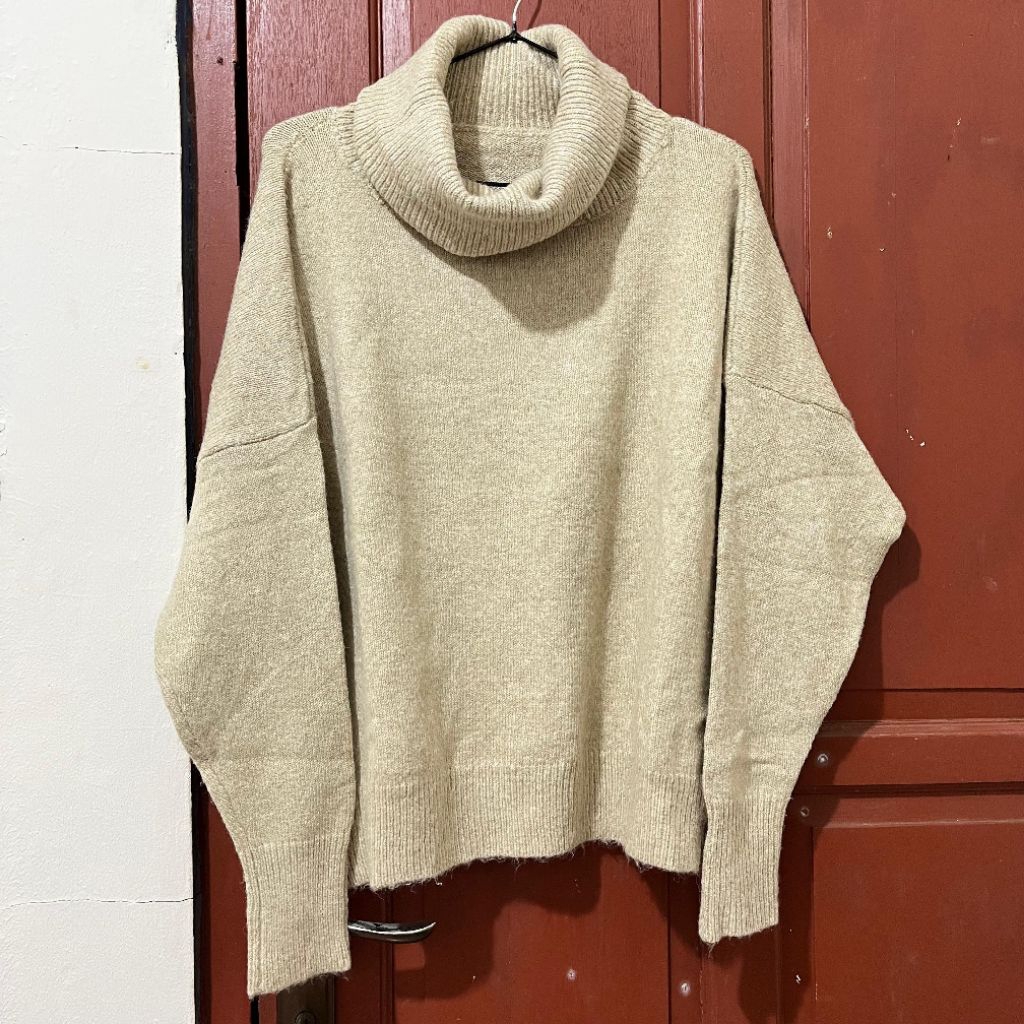 Preloved turtleneck knit sweater