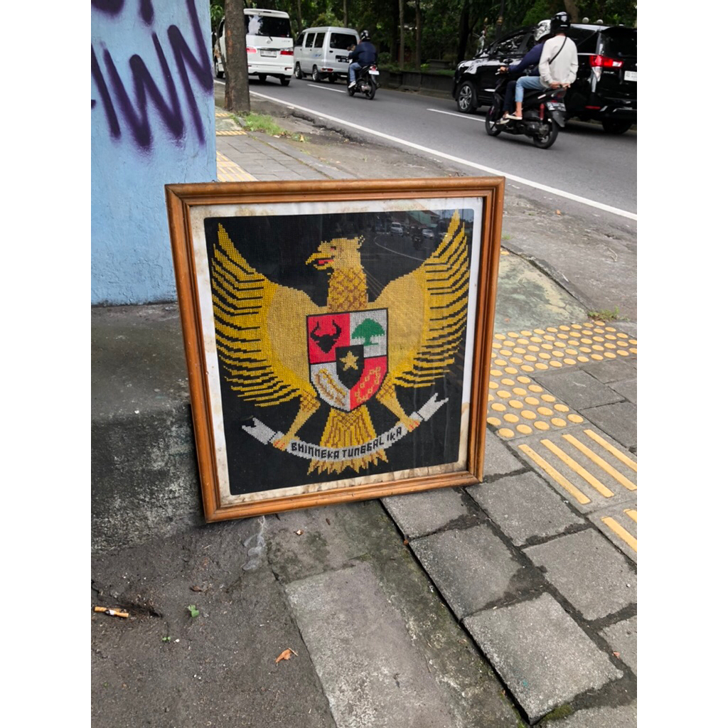 Lukisan Kristik garuda Indonesia antik