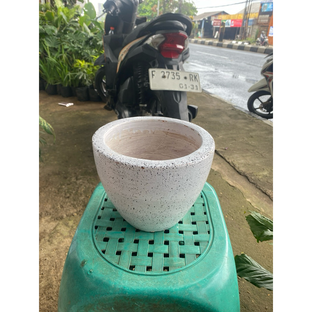 Pot Tanah Liat Putih Hitam corak 19cm