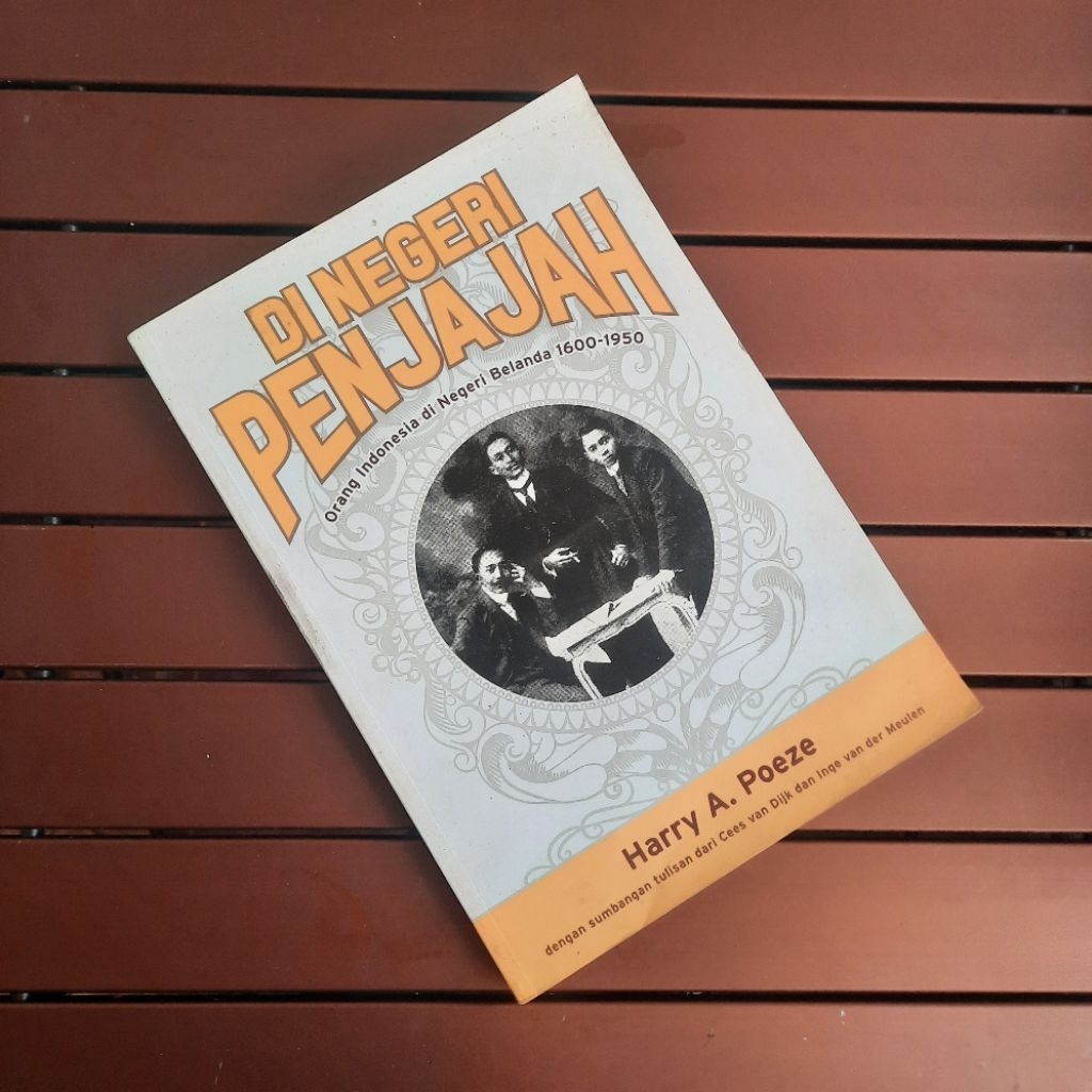 DI NEGERI PENJAJAH Orang Indonesia Di Negeri Belanda 1600-1950 Penulis : Harry A. Poeze
