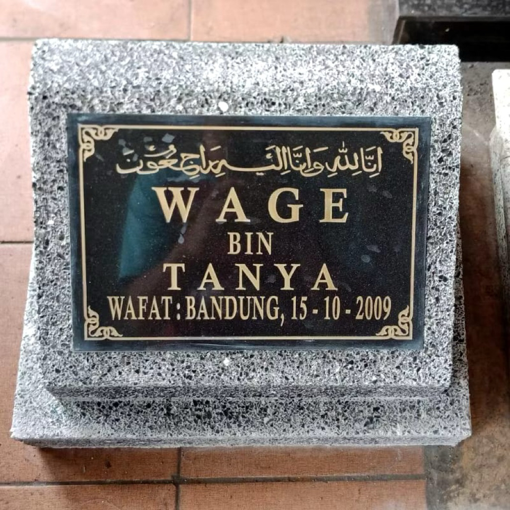 BATU NISAN KEPALA MAKAM ATAU RUMPUT