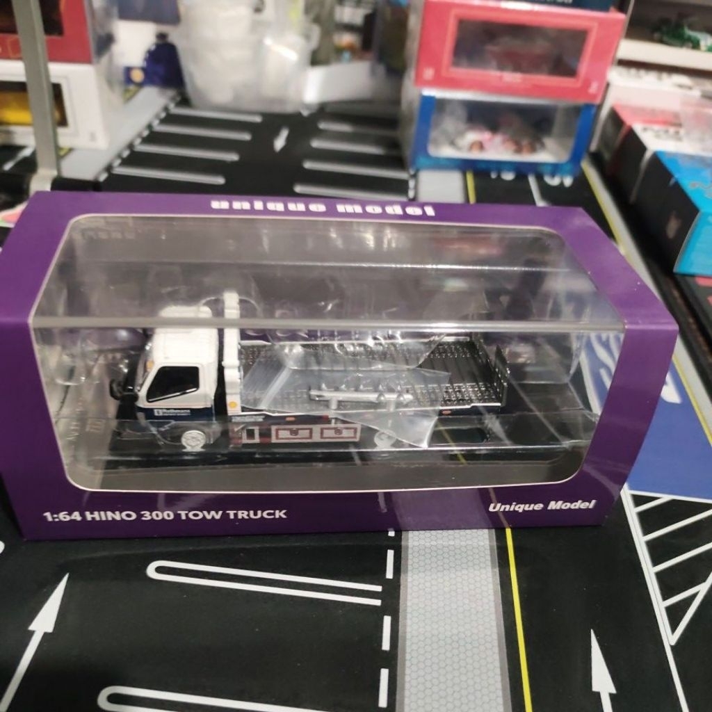 Hino 300 Tow Truck 1:64