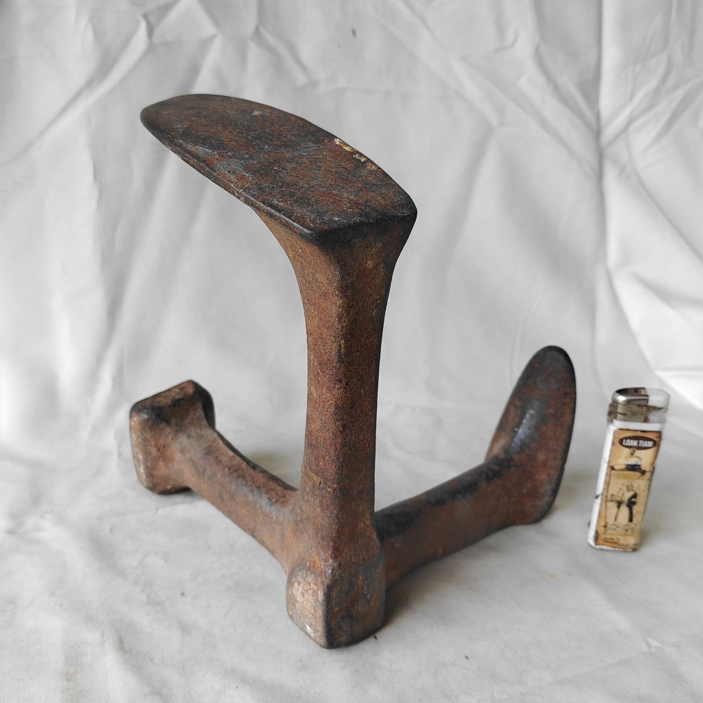 Pajangan Vintage Paron Sepatu Besi Tua