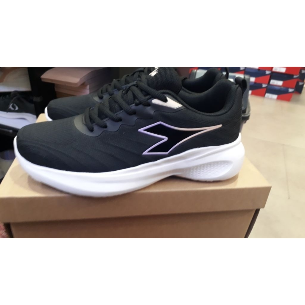 sepatu Diadora  "wanita"