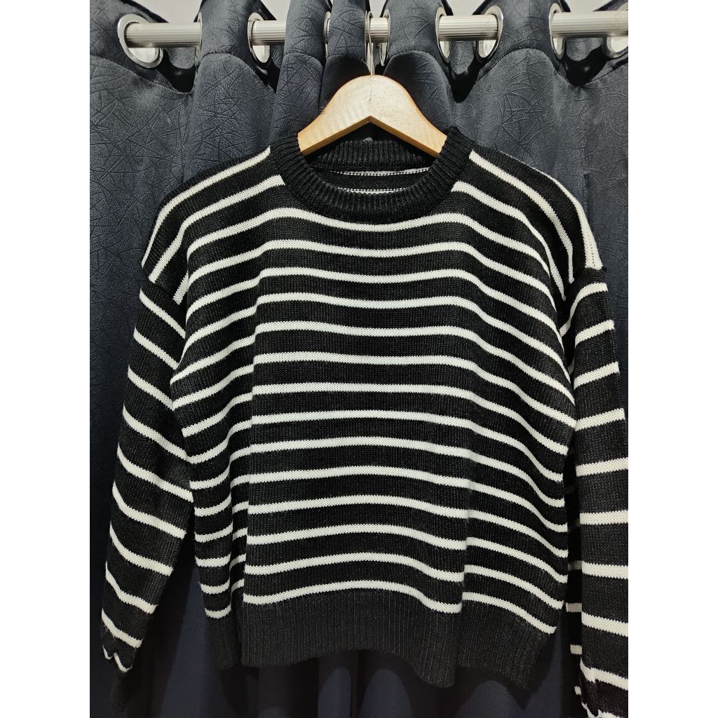Sweater rajut crop salur hitam putih