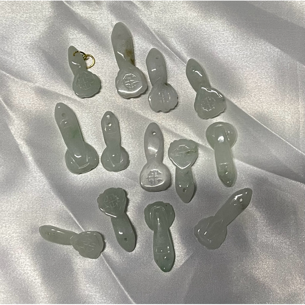 liontin giok burma type A bentuk ruyi panjang