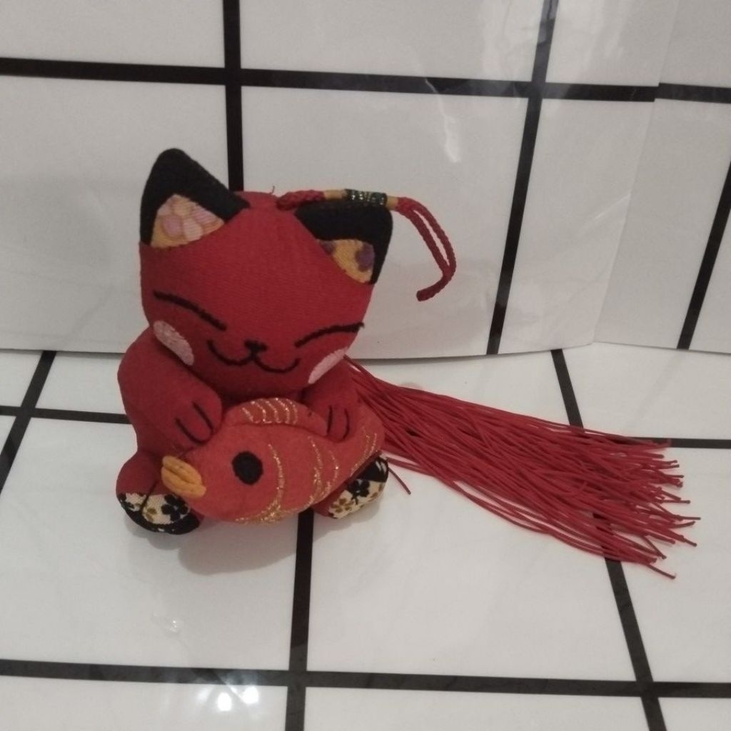 boneka kucing hoki ikan