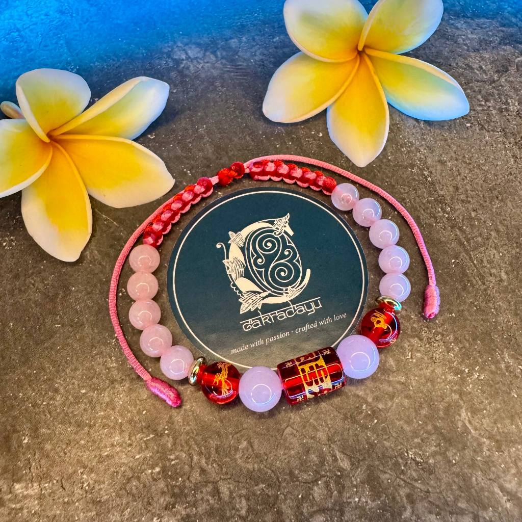 CAKRADAYU Gelang Bodhisatwa Mahadewi Pengampun (Kwan Im) dengan kristal Red Agate