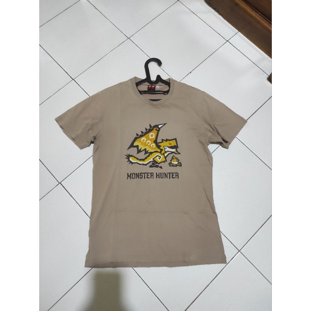 kaos uniqlo  x Monster Hunter