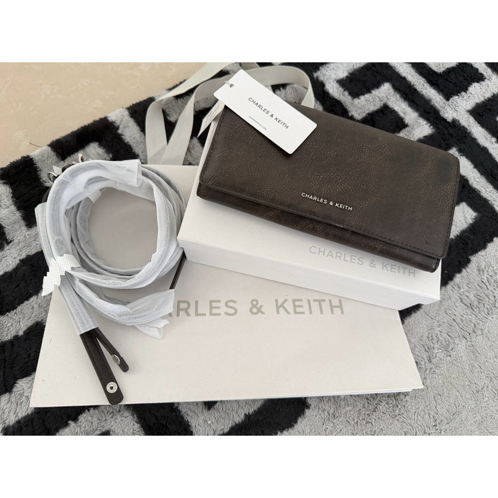 PRELOVED DOMPET/SLING BAG CHARLES AND KEITH