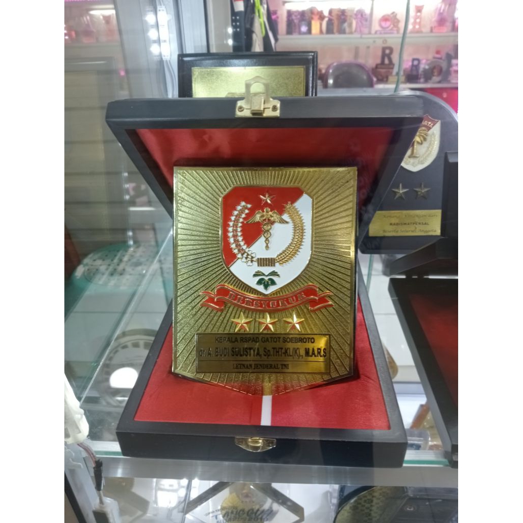 Plakat Kayu Plat Kuningan, Kotak kayu