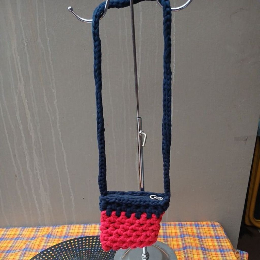 Tas selempang mini rajut