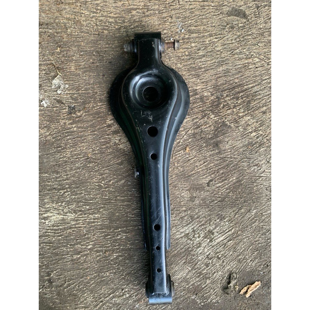lower arm sayap belakang innova dan fortuner
