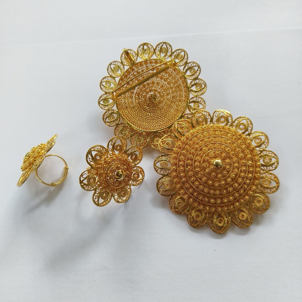 Bros bunga matahari lapis emas /cincin lapis emas /bros hijab/bros kebaya. Clips