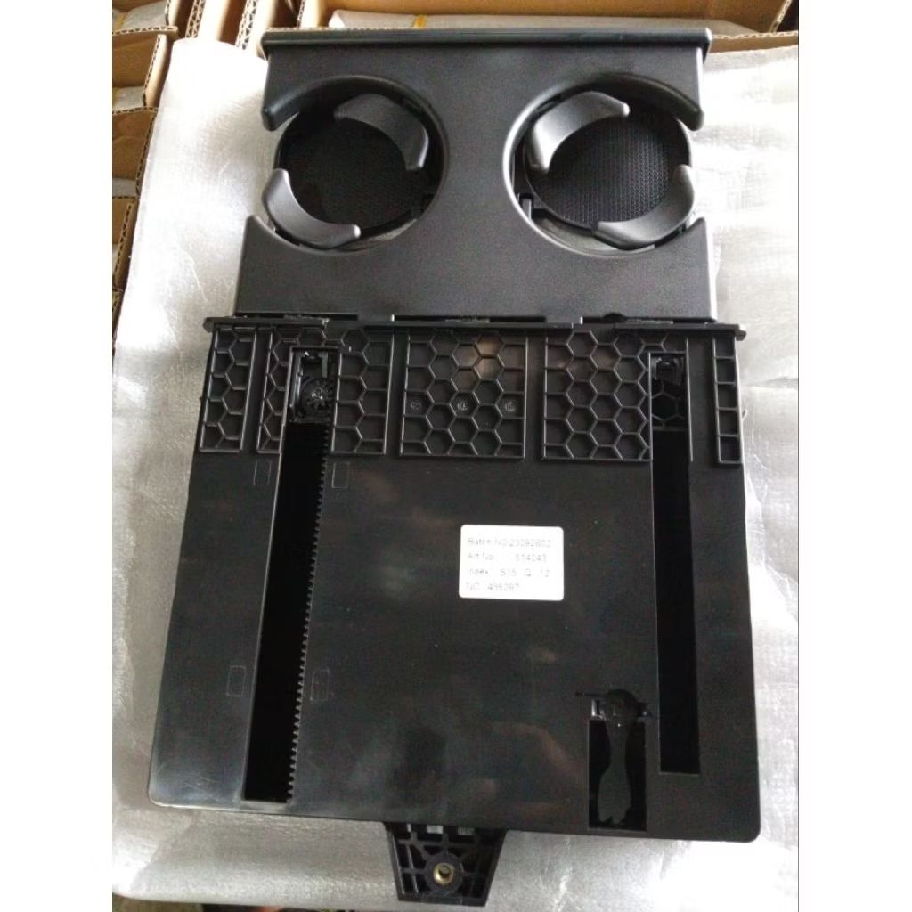 Cup holder jok belakang  tengah Mitsubishi pajero sport 2021-ke atas